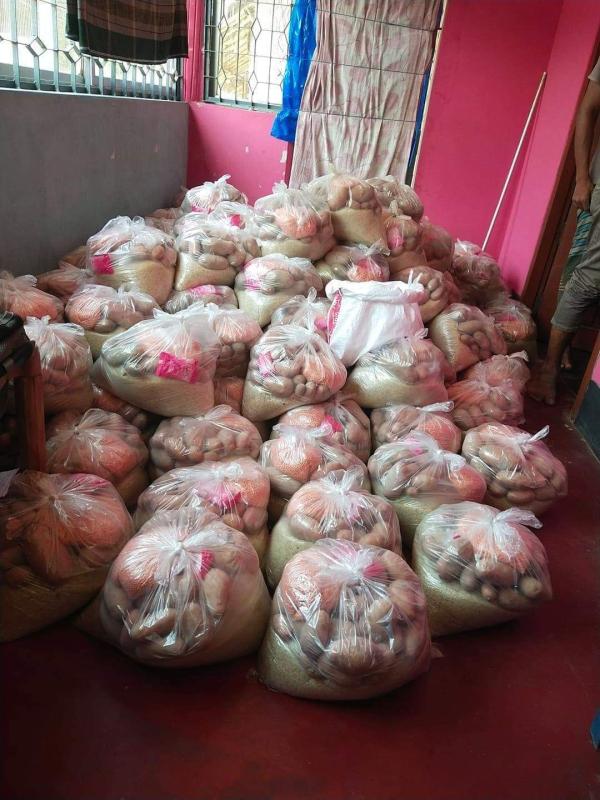 ত্রান সামগ্রী বিতরণ 