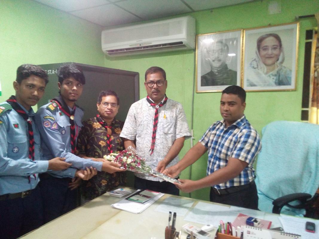 রংপুর জেলা রোভার লিডারকে ফুলেল শুভেচ্ছা 