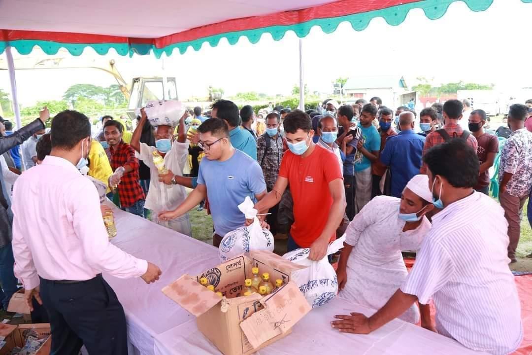 ত্রাণ বিতরণ