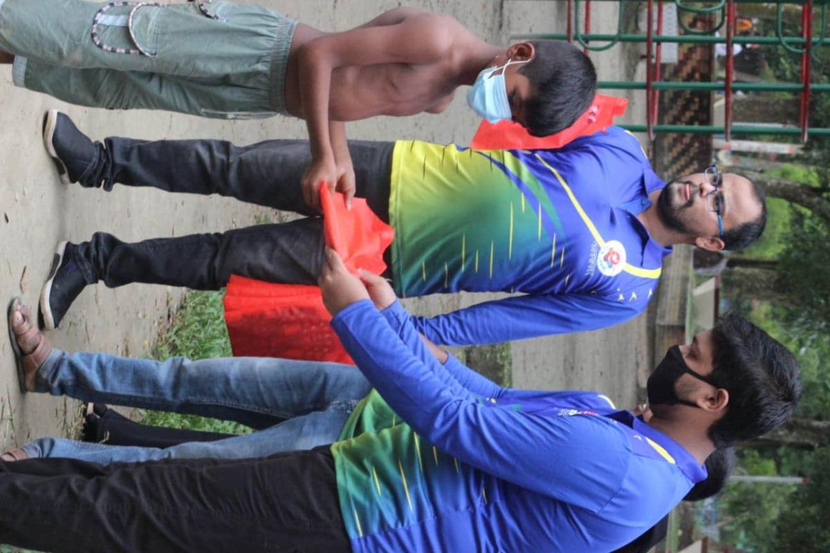 ঈদ উপলক্ষে পথশিশুদের জন্য উপহারসামগ্রী বিতরণ 