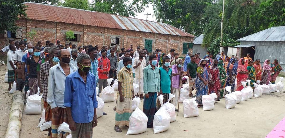 জাতীয় মানবাধিকার কমিশনের উদ্যোগে ইউএনডিপি’র হিউম্যান রাইটস প্রোগ্রামের সহায়তায় সিরাজগঞ্জ জেলার তাড়াশ উপজেলার প্রতিবন্ধীদের মাঝে ত্রাণ সামগ্রী বিতরণ