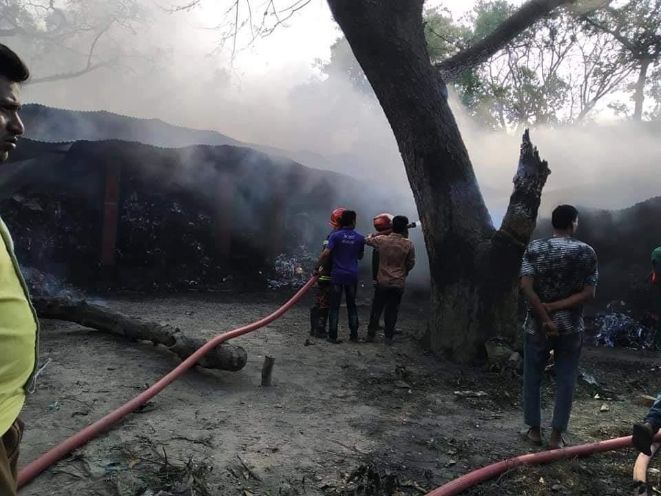 সিরাজগঞ্জে আগুন নিয়ন্ত্রনে কাজ করছে রোভার স্কাউট