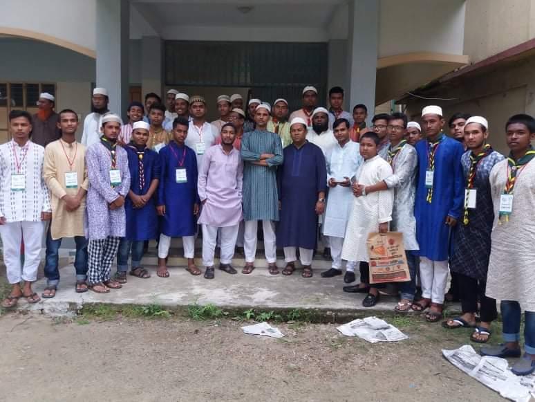 ঈদগাহে স্বেচ্ছাসেবক হিসেবে দায়িত্ব পালন।