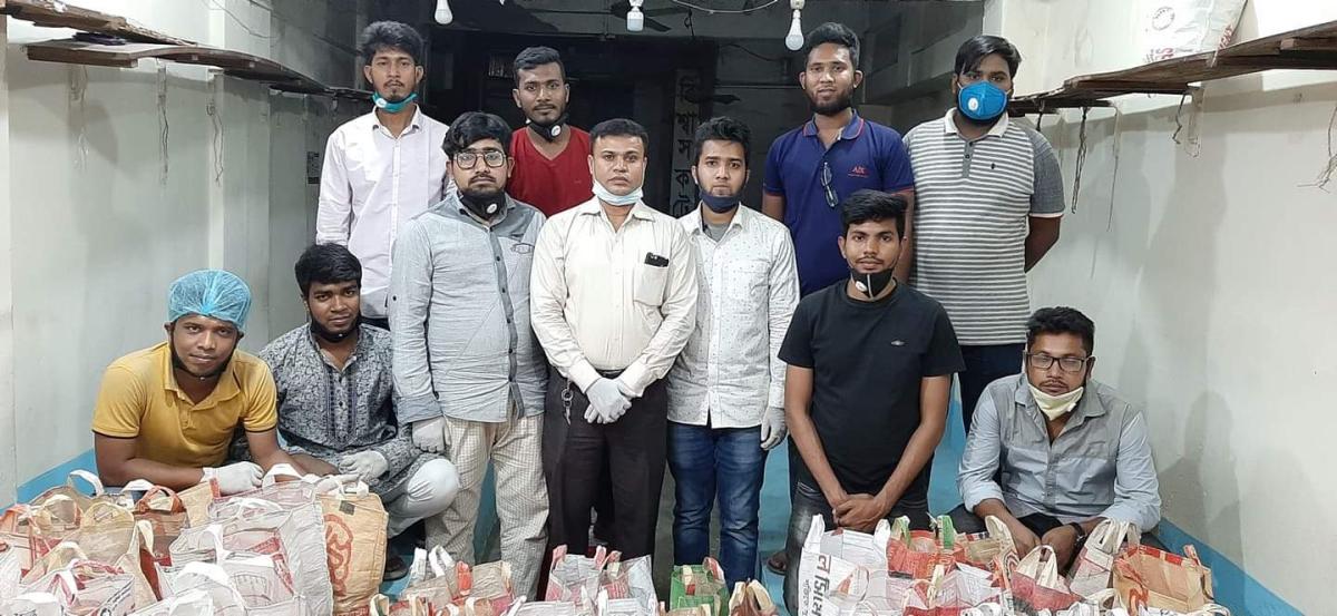 ত্রান সামগ্রী বিতরন