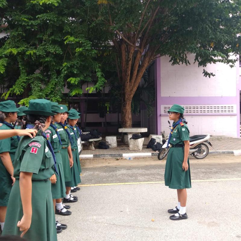 การฝึกสัญญาณ​มือสากล​โดยพี่เลี้ยง​ลูกเสือโรงเรียนท่าม่วงราษฎร์บำรุง