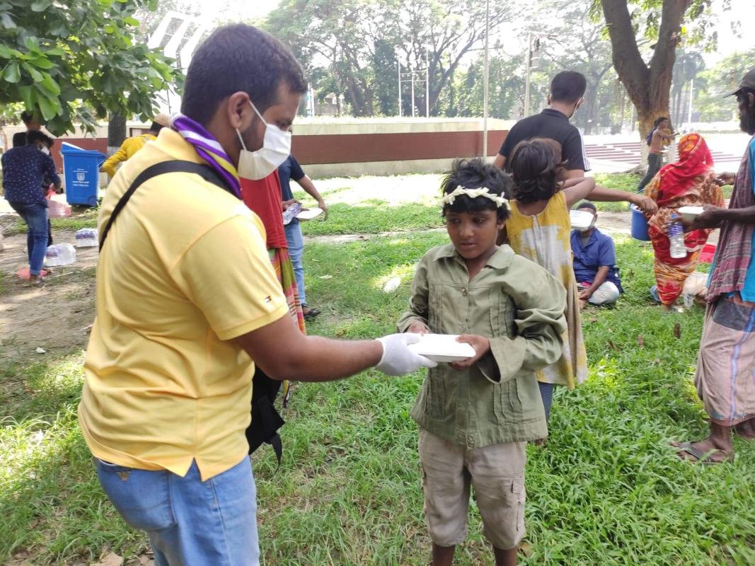 পথ শিশুদের খাবার প্রদান