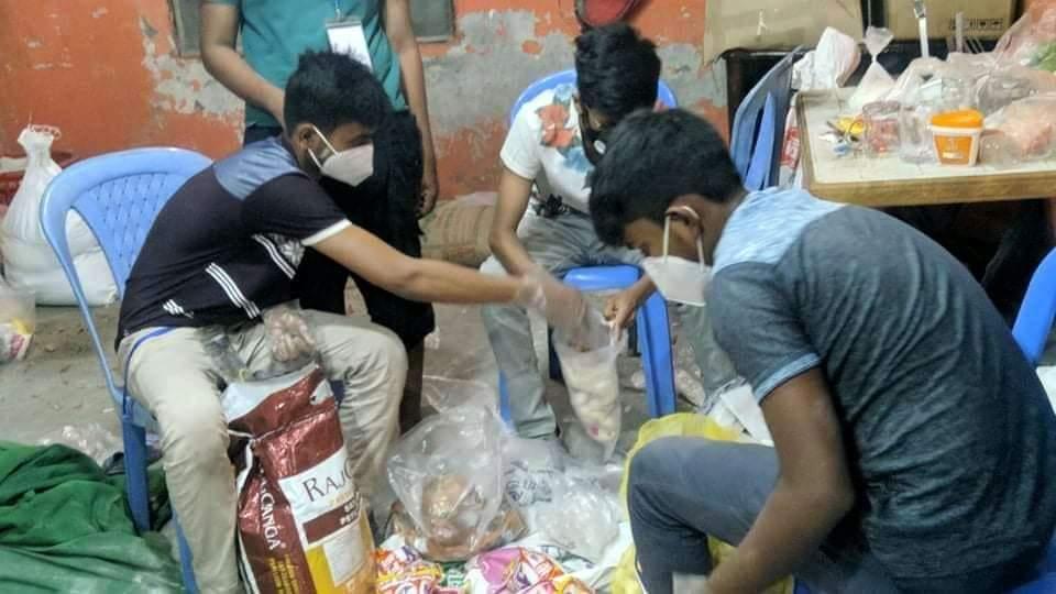 ত্রাণ বিতরণ 