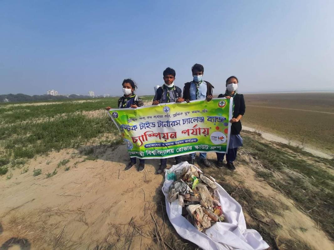 নদীর পাড়ের পরিত্যক্ত প্লাস্টিকের বোতল, পলিথিন সংগ্রহ করা ও নির্দিষ্ট স্থানে ময়লা অপসারণ।প্লাস্টিক টাইড টার্নারস চ্যালেঞ্জ ব্যাজ, নেতৃত্ব পর্যায়।