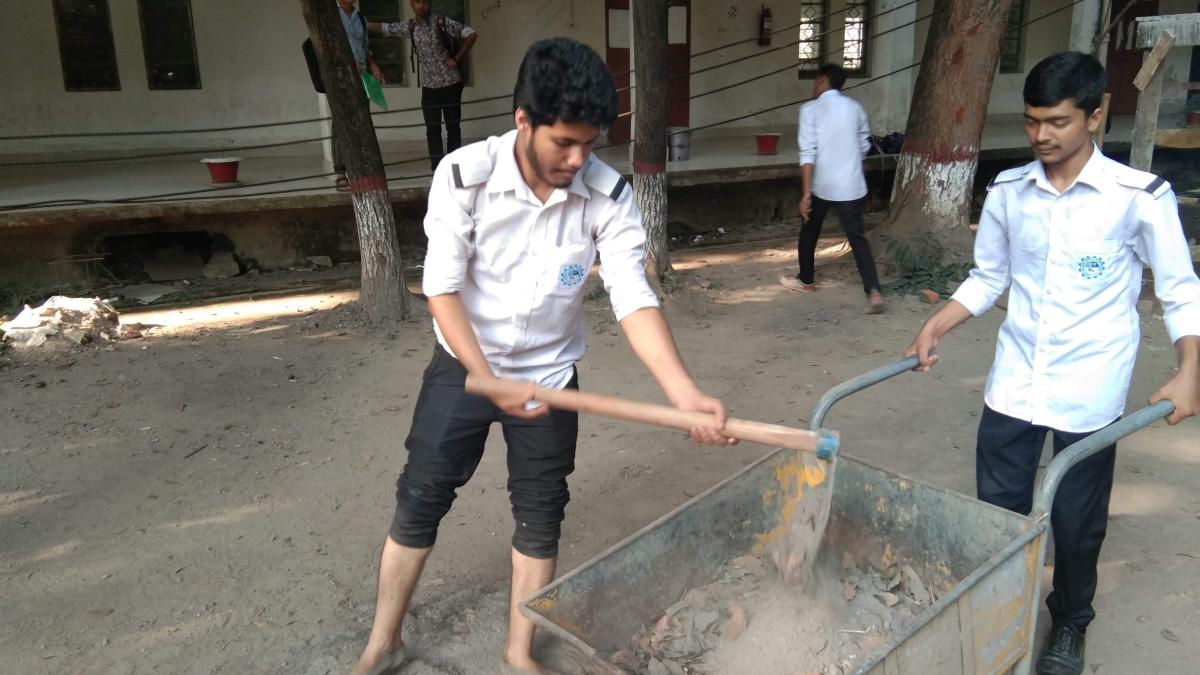ক্যাম্পাস পরিস্কার-পরিচ্ছন্নয় কর্মরত স্কাউট 