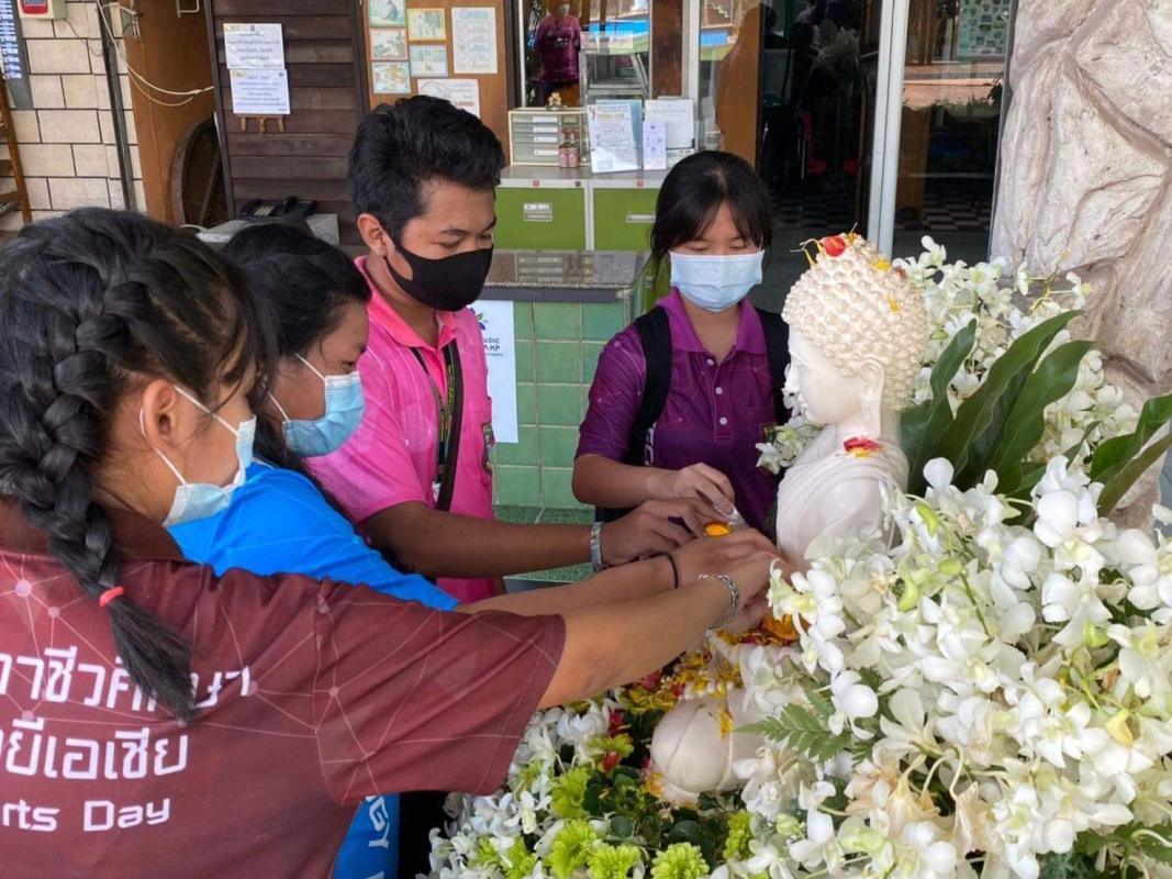 สรงน้ำพระ