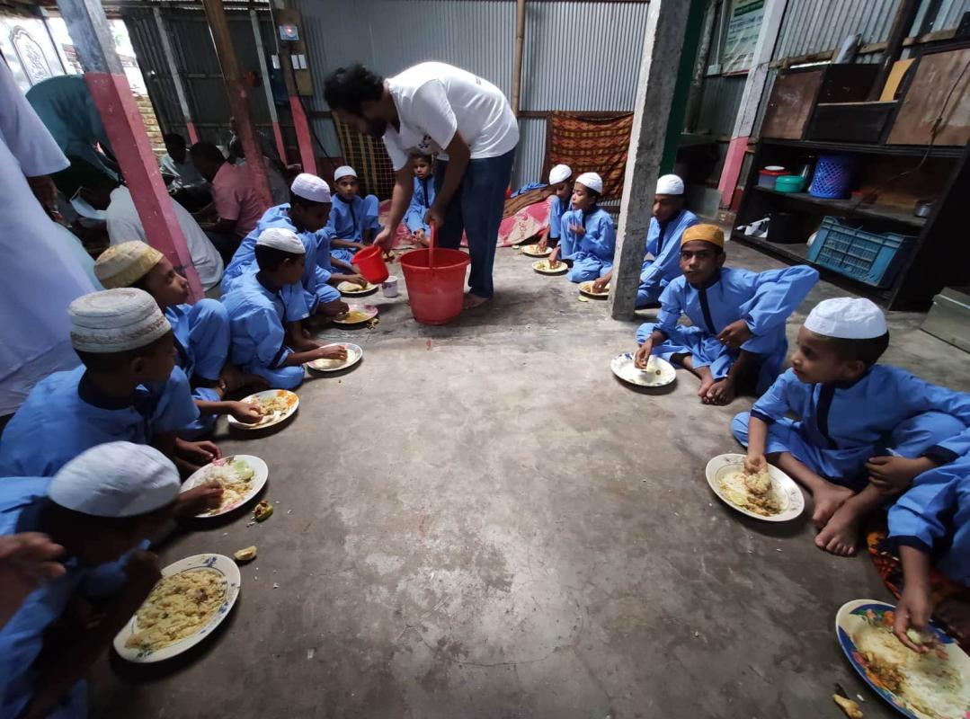 এতিম দের খাবার বিতরন 