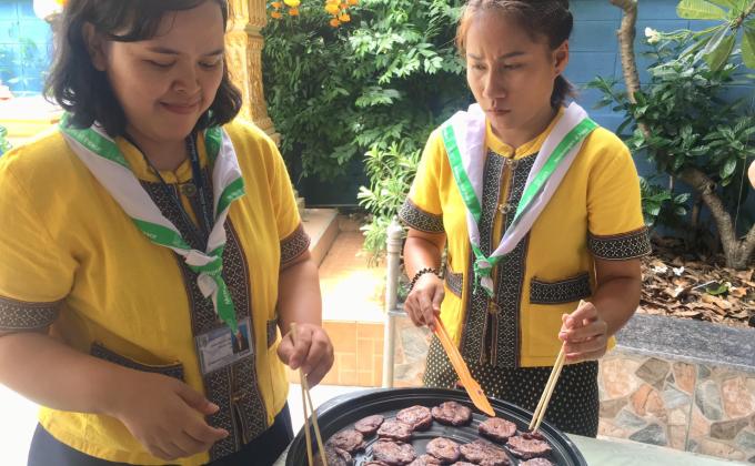จิตอาสาทำขนมไทยให้นักเรียนทาน