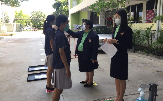 ตรวจคัดกรองและวัดไข้นักเรียน