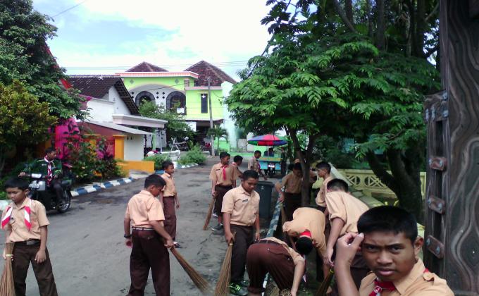 Pramuka Daarul Ukhuwwah Malang Peduli Lingkungan
