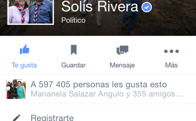 El Presidente de la República de Costa Rica, muestra su gusto por el Movimiento de Guías y Scouts de Costa Rica.