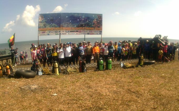 anggota Brigade Penolong 1312 Kwarcab Situbondo ikut serta menyelam di dasar laut melindungi dan merawat terumbu karang.