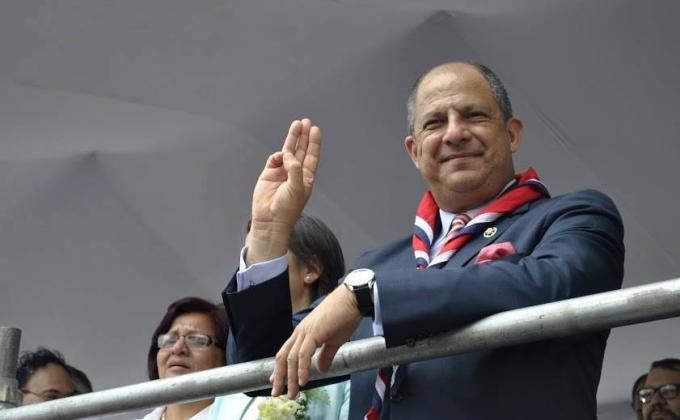 Presidente de Costa Rica porta con orgullo la pañoleta nacional de Guías y Scouts