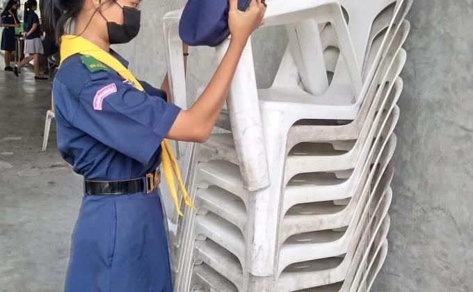 ยกเก้าอี้ที่โรงอาหารที่วิทยาลัยอาชีวศึกษาเทคโนโลยีเอเชีย