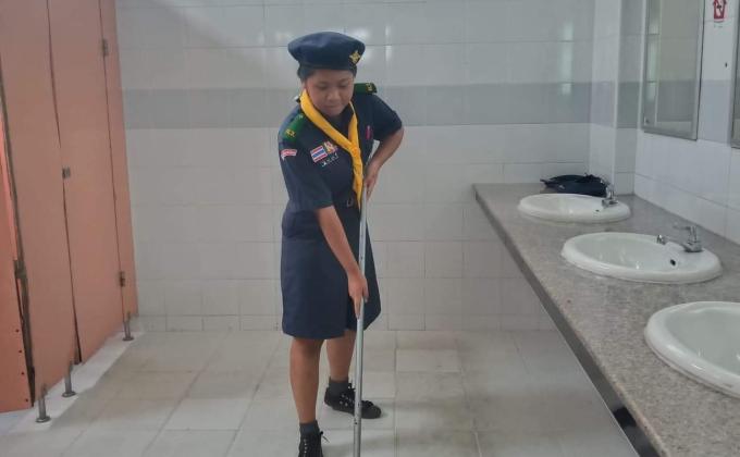 ทำความสะอาดถูพื้นในห้องน้ำ