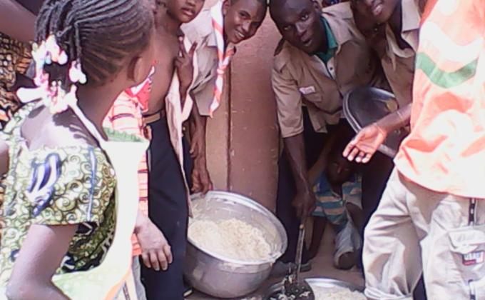Activité de cuisine des scouts du groupe Kaocen du Niger