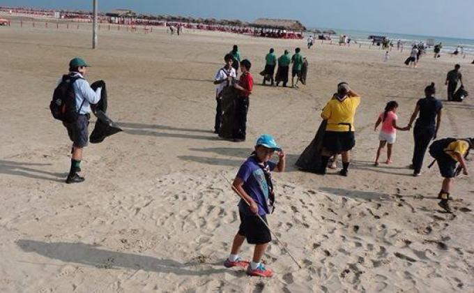 Limpiando la PLaya Miramar