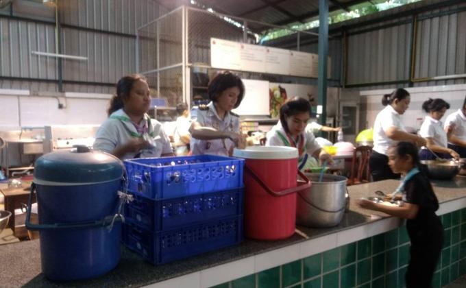 บริการอาหารให้ลูกเสือสำรอง