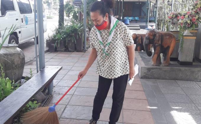 จิตอาสากวาดหน้าองค์พระ