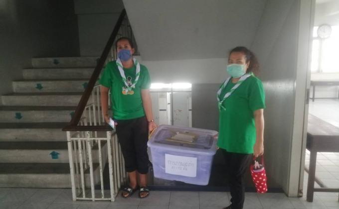 จิตอาสาขนกล่องเอกสารไปเก็บบนชั้น5