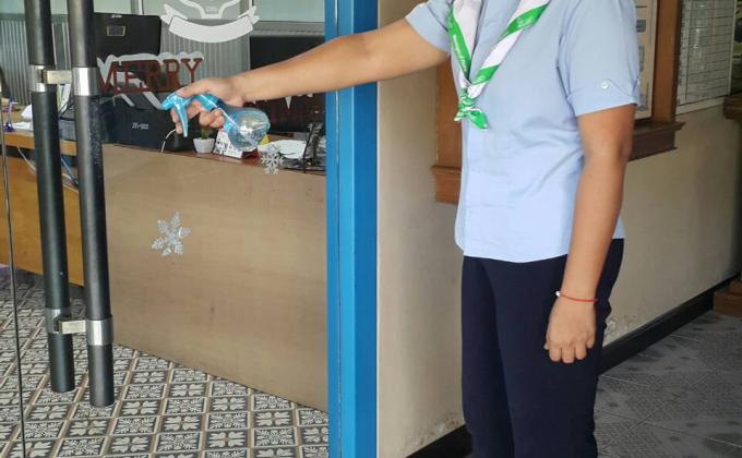 ทำความสะอาดฆ่าเชื้อห้องธุรการโรงเรียน