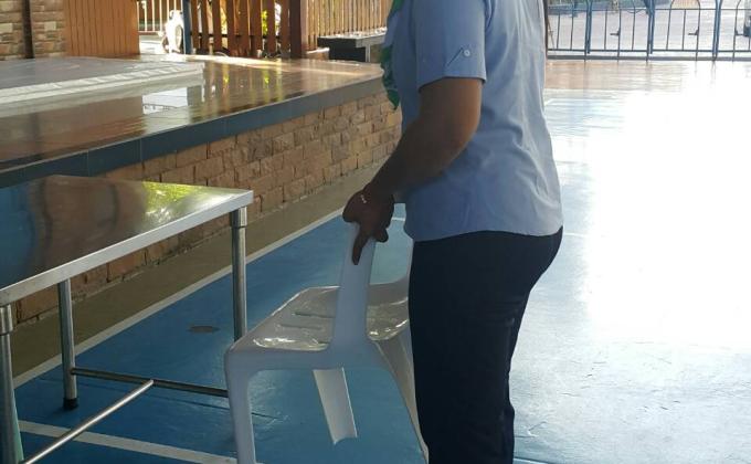 จิตอาสาเก็บโต๊ะ-เก้าอี้ของโรงเรียน