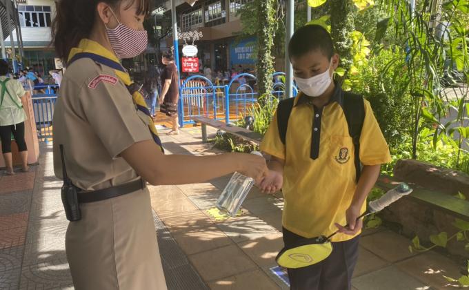 Supervise the entrance and exit of the student transportation on the way home. Inject spray for those who come in contact with the school