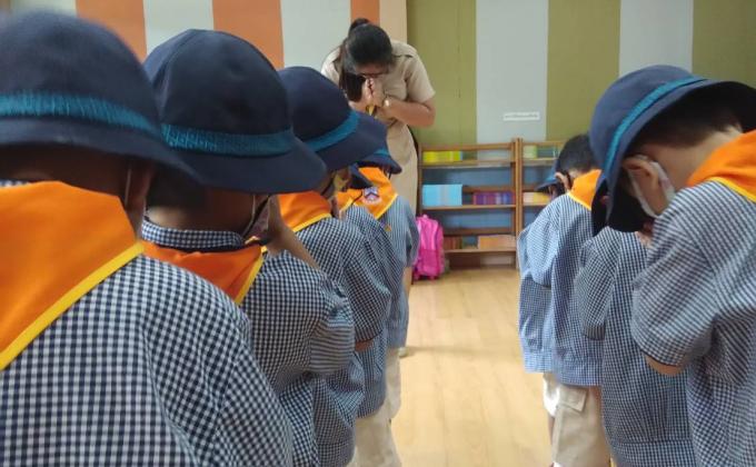 ฝึกการไหว้ทำความเคารพผู้ใหญ่