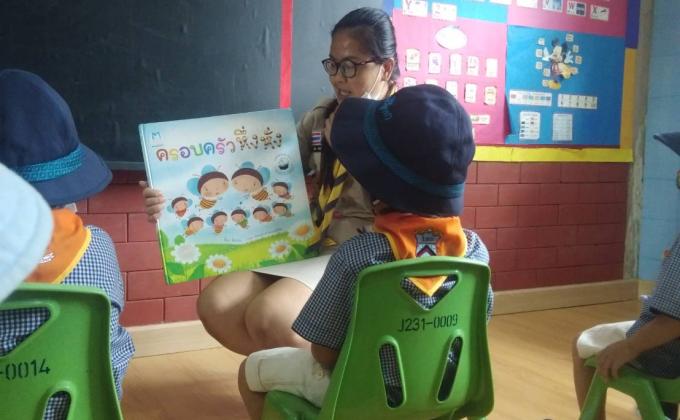 จิตอาสาเล่านิทานให้นักเรียนฟัง