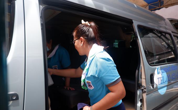 ทำความสะอาดรถตู้รับ-ส่งนักเรียน