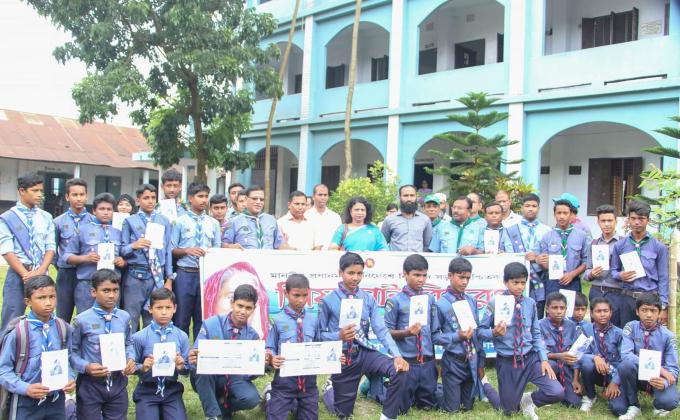 নিরাপদ সড়ক নিশ্চিতকরণে লিফলেট বিতরণ