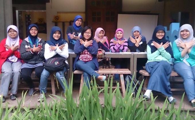 Bandung's PRABUHI Team run Writing Class for Non Scout Teens