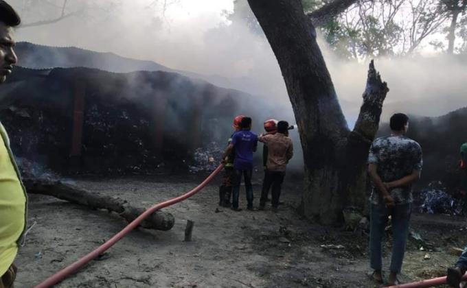 সিরাজগঞ্জে আগুন নিয়ন্ত্রনে কাজ করছে রোভার স্কাউট

