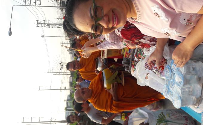 ทำบุญใส่บาตรข้าวสารอาหารแห้ง