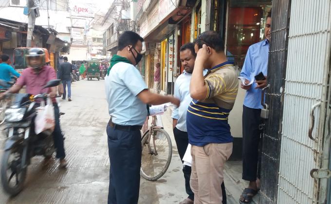 করোনায় লিফলেট বিতরণ