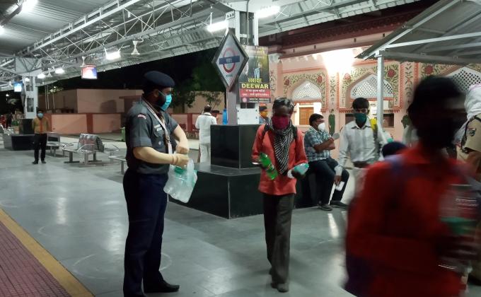 उतर प्रदेश स्पैशल प्रवाशी श्रमिक ट्रेन, रेलवे स्टेशन झुन्झुनूं पर सेवा 