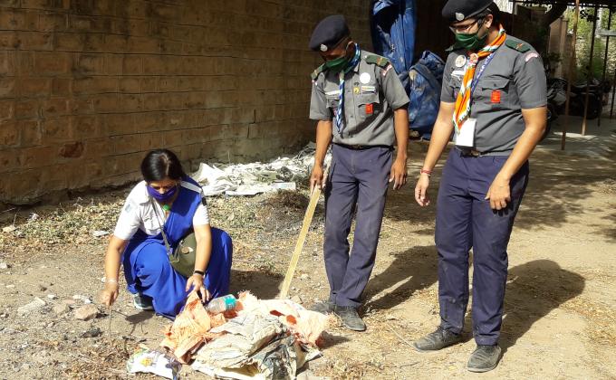 कचरा प्रबंधन और निस्तारण करते हुए यूनिट लीडर सुमन चारण