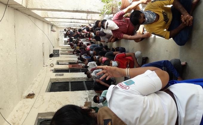 जेल के केदियो को मास्क वितरण व कोरोना वायरस संक्रमण के प्रति जागरूक करती यूनिट लीडर सुमन चारण