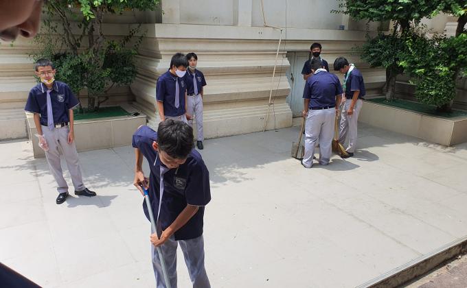 ทำความสะอาดลานวัดหนองแขม