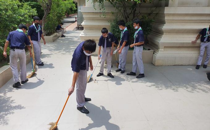 ทำจิตอาสาทำความสะอาดวัดหนองแขม