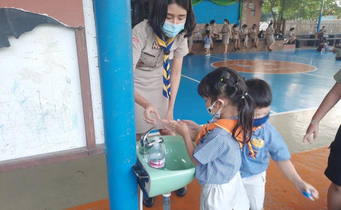 สอนวิธีการล้างมือที่ถูกต้องให้กับนักเรียน