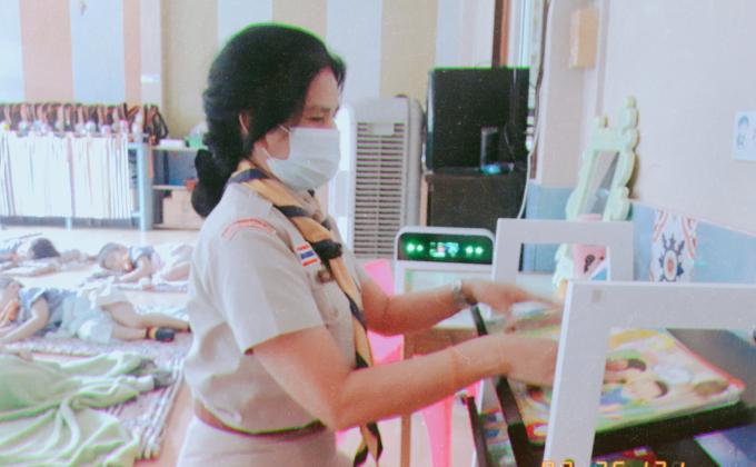 จัดเรียงหนังสือนิทานให้เรียบร้อย