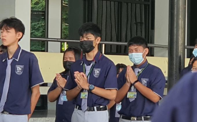 ดูแลนักเรียนสวดมนต์