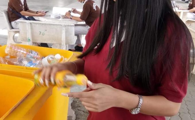 แยกขวดน้ำรีไซเคิลกับขยะ