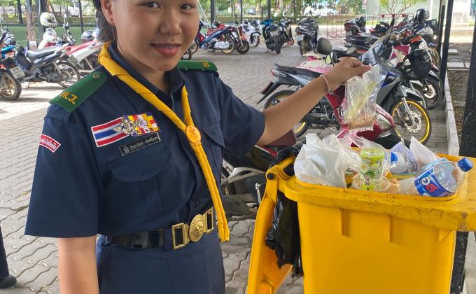 เก็บขยะทิ้ง