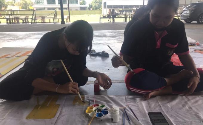 ระบายสีป้ายรณรงค์เศรษฐกิจพอเพียง